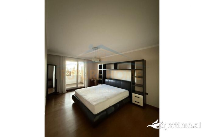 Shtepi ne shitje Apartament ne Tirane, 3+1, Mobilimi E mobiluar, Pagesa 339,900  Euro.