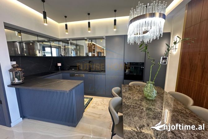 Shtepi ne shitje Penthose(kati i fundit panoramik) ne Tirane, 3+1, Mobilimi E mobiluar, Pagesa 350,000  Euro.