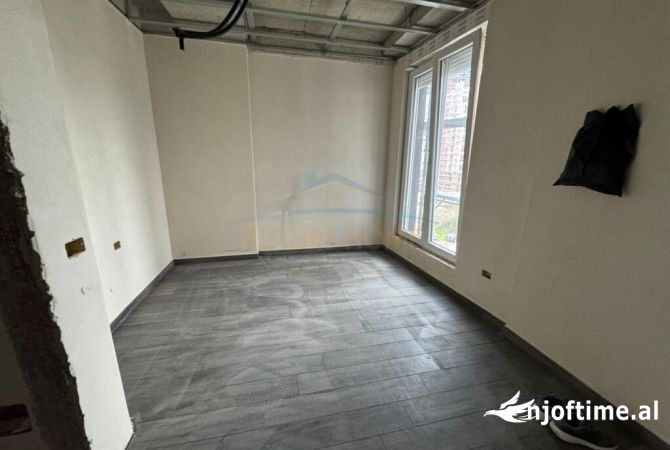 Shtepi ne shitje Apartament ne Tirane, 2+1, Mobilimi Bosh, pa mobiluar, Pagesa 180,000  Euro.