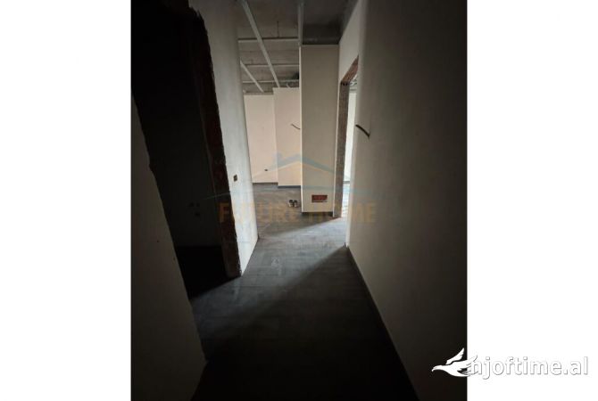 Shtepi ne shitje Apartament ne Tirane, 2+1, Mobilimi Bosh, pa mobiluar, Pagesa 180,000  Euro.