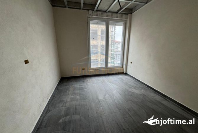 Shtepi ne shitje Apartament ne Tirane, 2+1, Mobilimi Bosh, pa mobiluar, Pagesa 180,000  Euro.