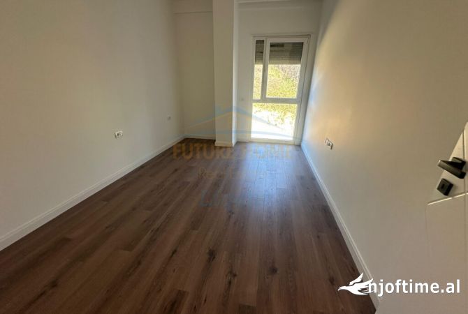 Shtepi ne shitje Penthose(kati i fundit panoramik) ne Tirane, 4+1, Mobilimi Bosh, pa mobiluar, Pagesa 520,000  Euro.