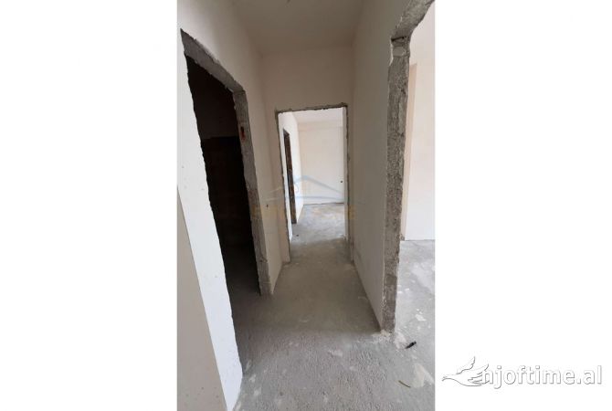 Shtepi ne shitje Apartament ne Tirane, 2+1, Mobilimi Bosh, pa mobiluar, Pagesa 155,000  Euro.