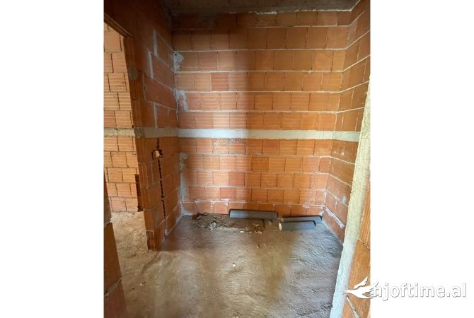 Shtepi ne shitje Apartament ne Tirane, 2+1, Mobilimi Bosh, pa mobiluar, Pagesa 226,111  Euro.