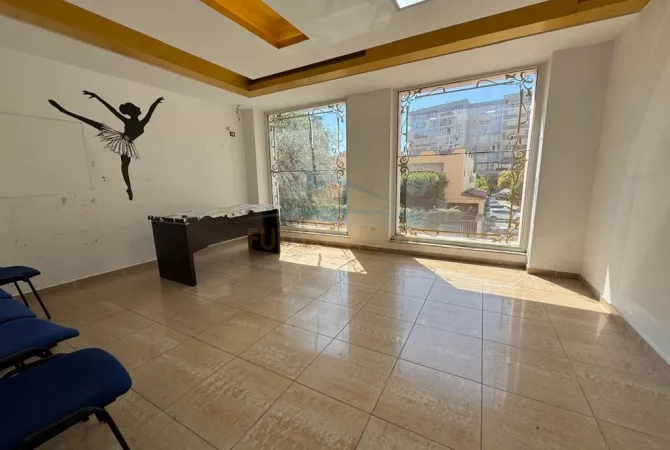 Ambjent biznesi me qera 3+1 ne Tirane - 1,800 Euro