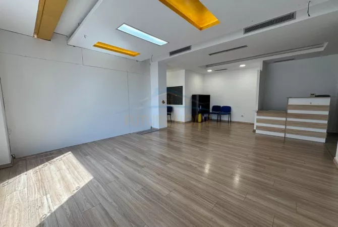 Ambjent biznesi me qera 3+1 ne Tirane - 1,800 Euro