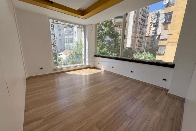 Ambjent biznesi me qera 3+1 ne Tirane - 1,800 Euro