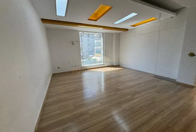 Qera, Ambient Biznesi, Komuna e Parisit, Tirane.