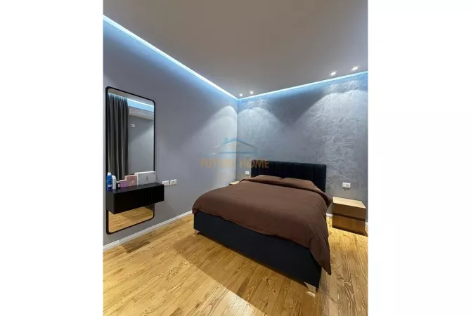 Shtepi ne shitje Penthose(kati i fundit panoramik) ne Tirane, 3+1, Mobilimi E mobiluar, Pagesa 300,000  Euro.