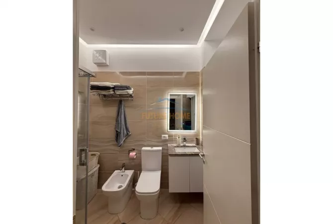 Shtepi ne shitje Penthose(kati i fundit panoramik) ne Tirane, 3+1, Mobilimi E mobiluar, Pagesa 300,000  Euro.