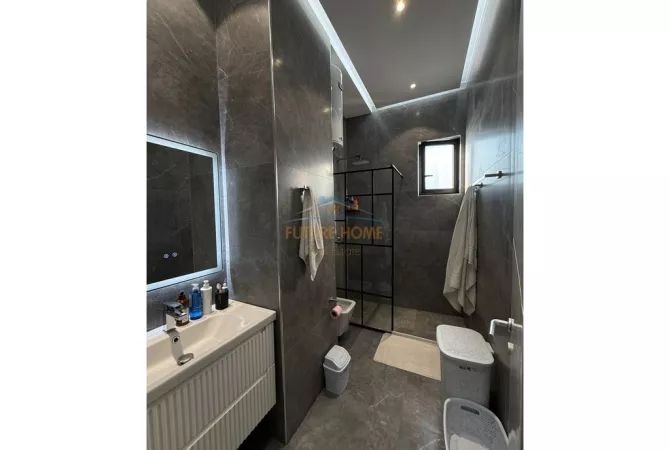 Shtepi ne shitje Penthose(kati i fundit panoramik) ne Tirane, 3+1, Mobilimi E mobiluar, Pagesa 300,000  Euro.