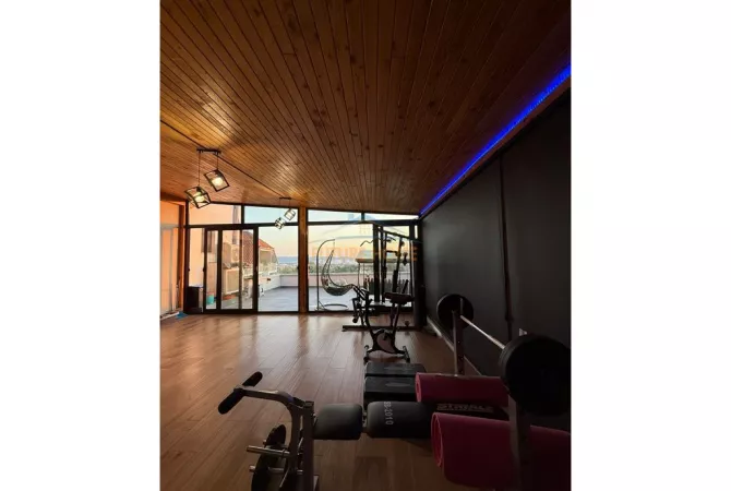 Shtepi ne shitje Penthose(kati i fundit panoramik) ne Tirane, 3+1, Mobilimi E mobiluar, Pagesa 300,000  Euro.