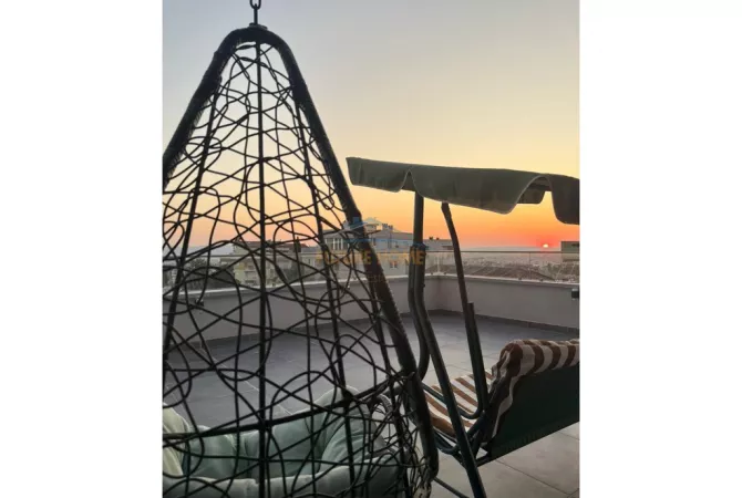 Shtepi ne shitje Penthose(kati i fundit panoramik) ne Tirane, 3+1, Mobilimi E mobiluar, Pagesa 300,000  Euro.