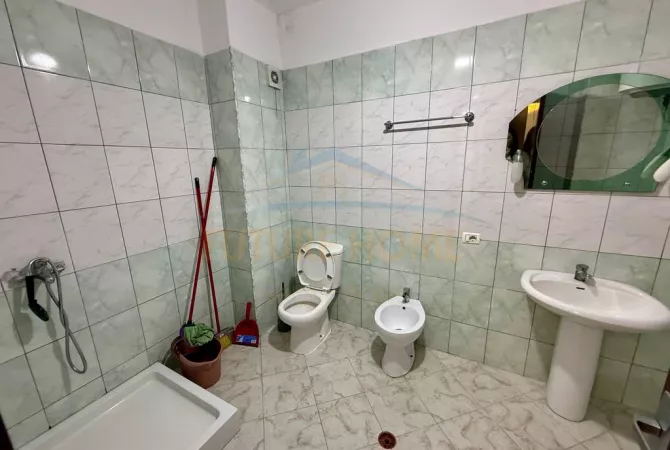 Shtepi ne shitje Apartament ne Tirane, 2+1, Mobilimi Bosh, pa mobiluar, Pagesa 123,000  Euro.
