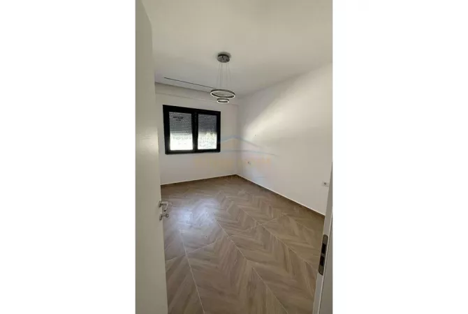 Shtepi ne shitje Apartament ne Tirane, 3+1, Mobilimi Bosh, pa mobiluar, Pagesa 240,000  Euro.