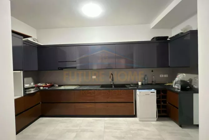 Shtepi ne shitje Apartament ne Tirane, 3+1, Mobilimi E mobiluar, Pagesa 255,000  Euro.