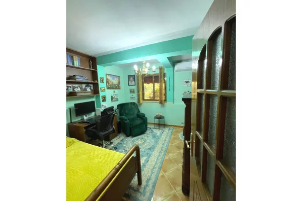 Shtepi ne shitje Apartament ne Tirane, 3+1, Mobilimi Pjeserisht e mobiluar, Pagesa 220,000  Euro.