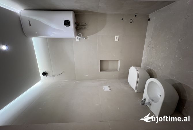 Shtepi ne shitje Apartament ne Tirane, 2+1, Mobilimi Bosh, pa mobiluar, Pagesa 232,000  Euro.