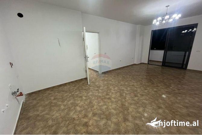 Shtepi ne shitje Apartament ne Tirane, 2+1, Mobilimi Bosh, pa mobiluar, Pagesa 185,000  Euro.