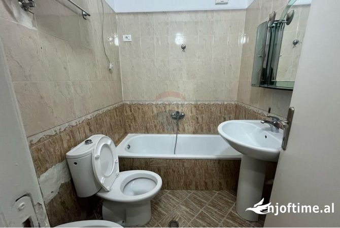 Shtepi ne shitje Apartament ne Tirane, 2+1, Mobilimi Bosh, pa mobiluar, Pagesa 185,000  Euro.