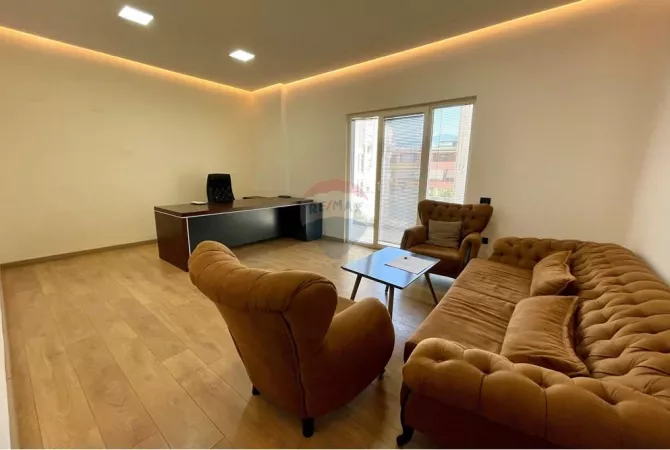 Ambient biznesi me qera 3+1 ne Tirane - 2,000 Euro