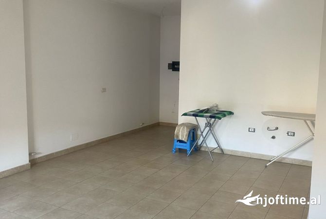 Ambient biznesi me qera 3+1 ne Tirane - 600 Euro