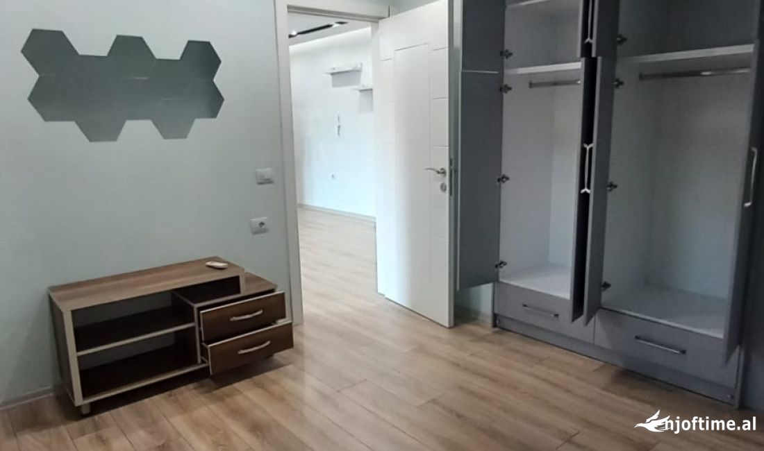 Shtepi ne shitje Apartament ne Tirane, 1+1, Mobilimi Bosh, pa mobiluar, Pagesa 98,000  Euro.