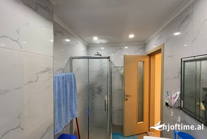 Shtepi ne shitje Apartament ne Tirane, 2+1, Mobilimi Pjeserisht e mobiluar, Pagesa 235,000  Euro.