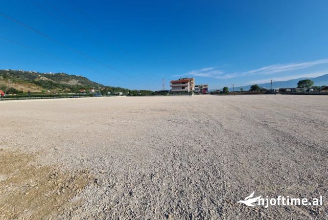 Truall ose Toke  ne Tirane - 600,000 Euro