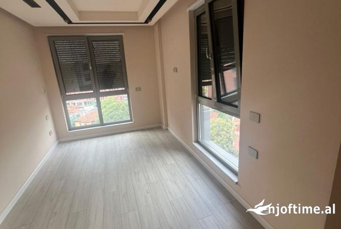 Ambient biznesi me qera 3+1 ne Tirane - 1,350 Euro