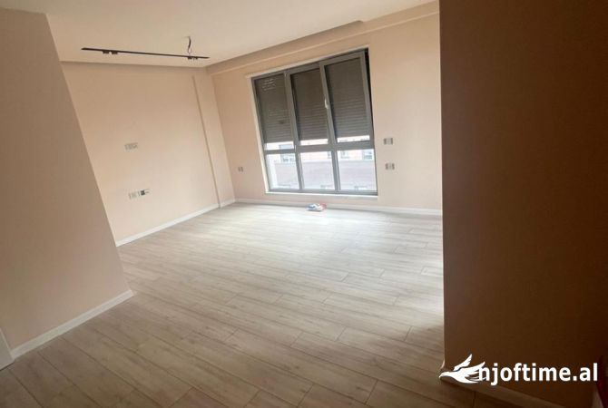 Ambient biznesi me qera 3+1 ne Tirane - 1,350 Euro