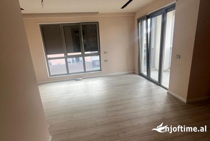 Ambient biznesi me qera 3+1 ne Tirane - 1,350 Euro