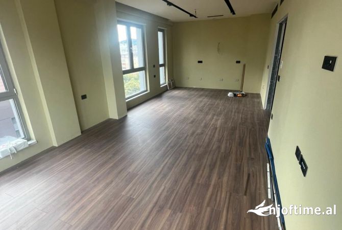 Ambient biznesi me qera 3+1 ne Tirane - 1,800 Euro