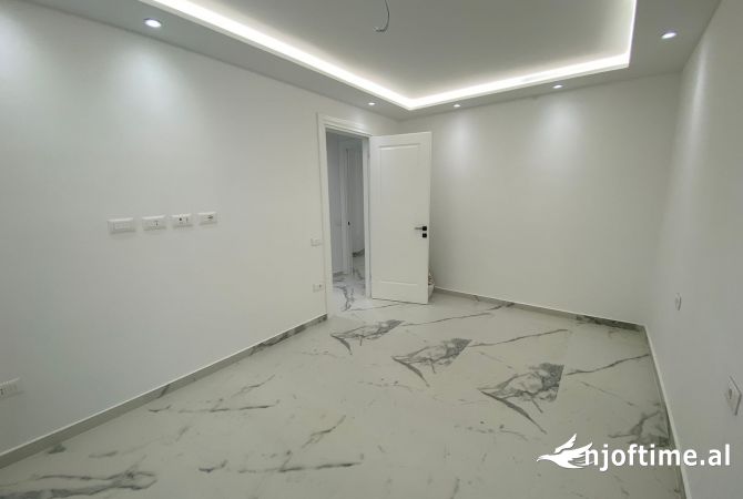 Ambient biznesi me qera 2+1 ne Tirane - 1,000 Euro