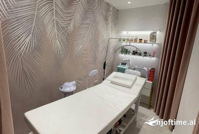 Shitet biznesi tek Liqeni Artificial i Tiranes📍