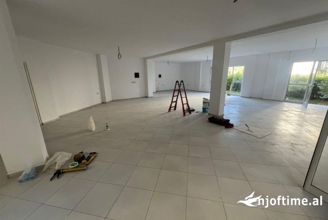 Shtepi ne shitje Vila Luksoze ne Tirane, 6+1, Mobilimi Bosh, pa mobiluar, Pagesa 650,000  Euro.