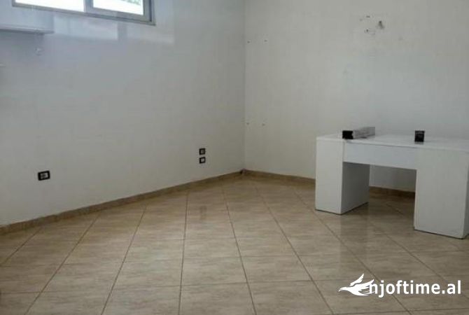 Ambient biznesi me qera 3+1 ne Tirane - 70,000 Leke