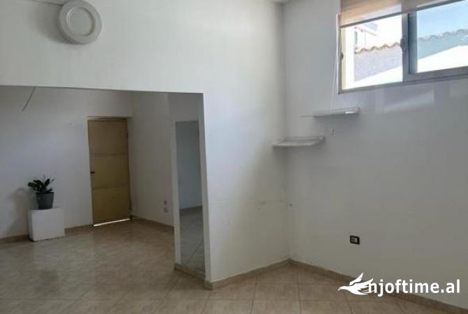 Ambient biznesi me qera 3+1 ne Tirane - 70,000 Leke