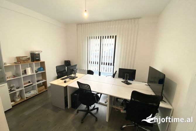 Ambient biznesi me qera 3+1 ne Tirane - 1,000 Euro