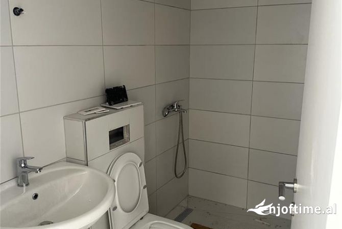 Shtepi ne shitje Apartament ne Tirane, 2+1, Mobilimi Bosh, pa mobiluar, Pagesa 167,000  Euro.