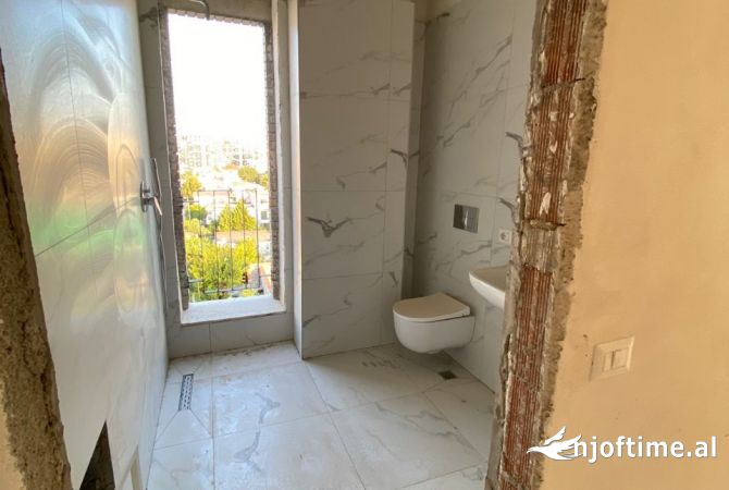 Shtepi ne shitje Apartament ne Tirane, 3+1, Mobilimi Bosh, pa mobiluar, Pagesa 250,000  Euro.