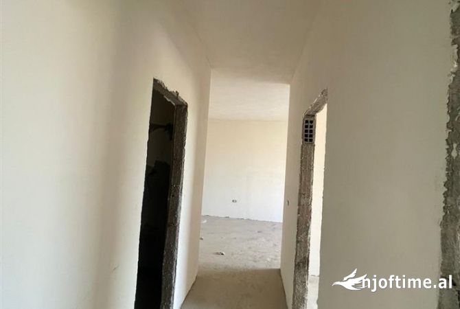 Shtepi ne shitje Apartament ne Tirane, 2+1, Mobilimi Bosh, pa mobiluar, Pagesa 201,250  Euro.