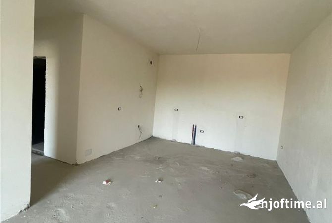 Shtepi ne shitje Apartament ne Tirane, 2+1, Mobilimi Bosh, pa mobiluar, Pagesa 201,250  Euro.