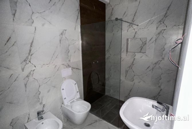 Ambient biznesi me qera 3+1 ne Tirane - 600 Euro