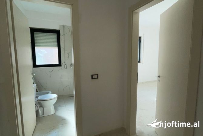 Shtepi ne shitje Apartament ne Tirane, 1+1, Mobilimi Bosh, pa mobiluar, Pagesa 333,500  Euro.