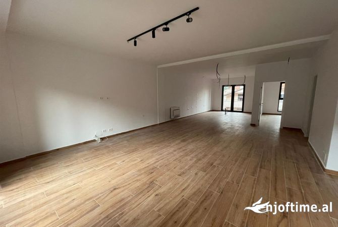 Ambient biznesi me qera 3+1 ne Tirane - 3,500 Euro
