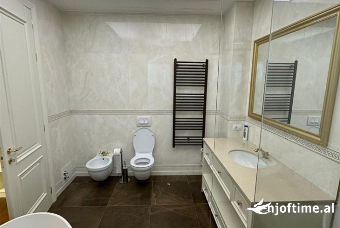 Shtepi ne shitje Vila Luksoze ne Tirane, 5+1, Mobilimi E mobiluar, Pagesa 2,000,000  Euro.