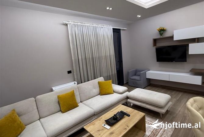 Shtepi me qera 2+1 ne Tirane - 1,700 Euro