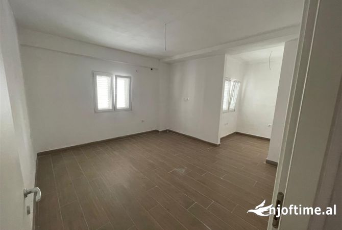 Shtepi ne shitje Apartament ne Tirane, 1+1, Mobilimi Bosh, pa mobiluar, Pagesa 119,374  Euro.