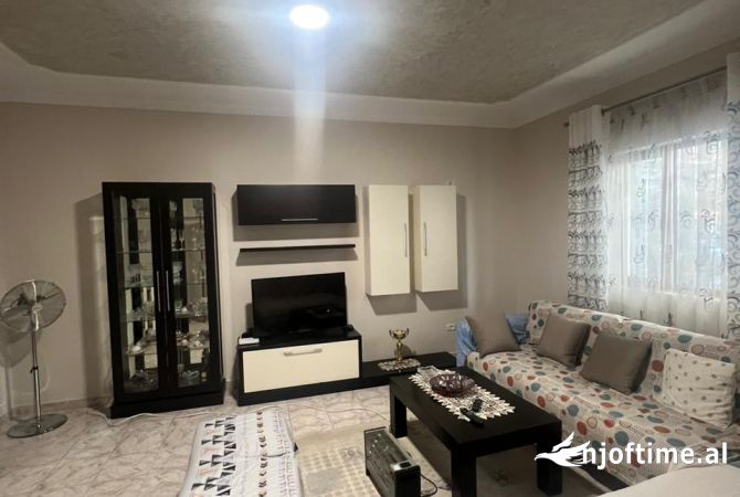 Shtepi me qera 7+1 ne Tirane - 1,400 Euro